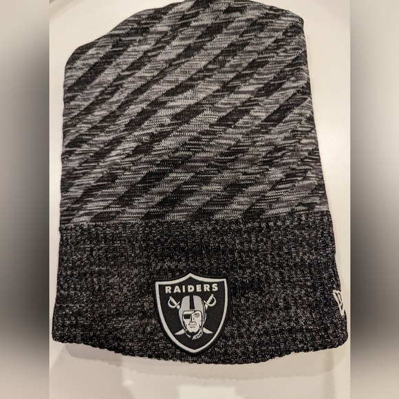NFL Slouch Toque - Official NFL Las Vegas Raiders Gear by New Era - Picture 1 of 6